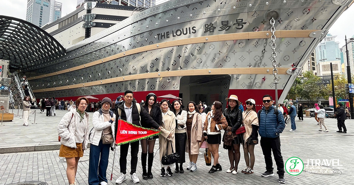 Check-in Du thuyền The Louis