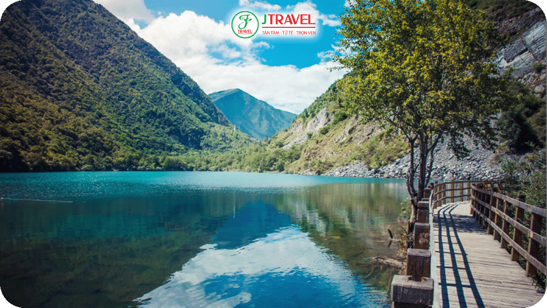 Tùng Bình Câu (松坪沟) được ví như “Tiểu Cửu Trại Câu” của tỉnh Tứ Xuyên