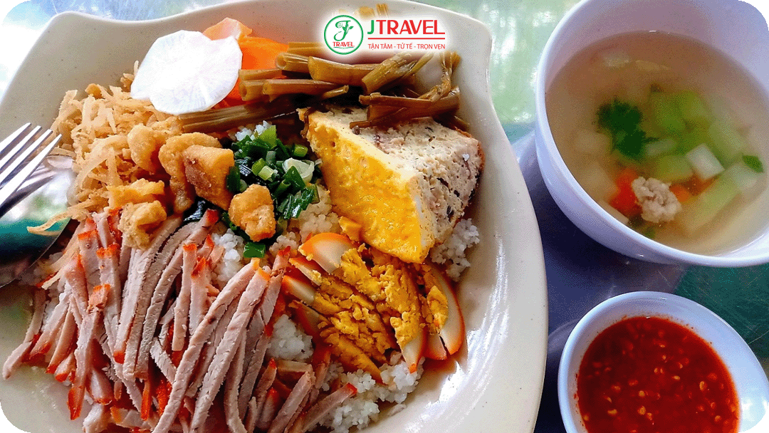 Cơm tấm Long Xuyên khác lạ với thịt trứng thái mỏng