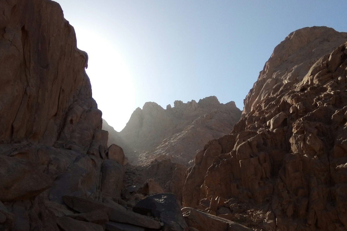Dãy núi Red Sea Mountains giữa sa mạc Đông gần Hurghada