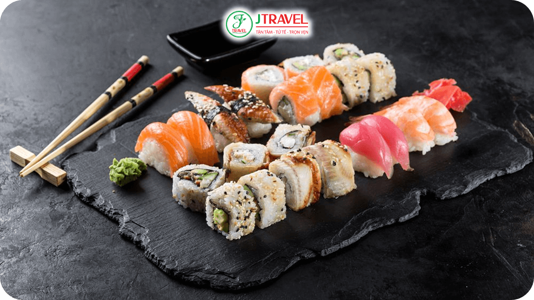 Sushi - món ăn Nhật Bản gồm cơm trộn giấm kết hợp với các nguyên liệu khác
