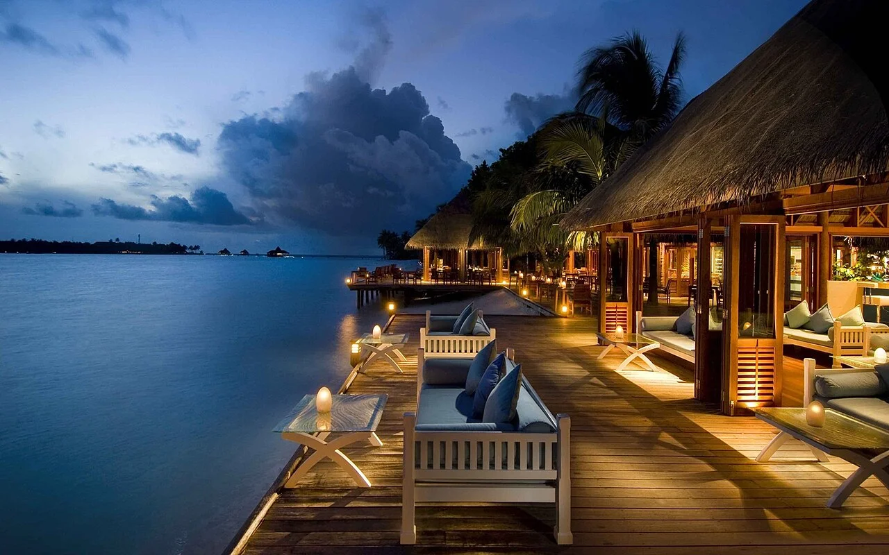 Nhà hàng ven biển của resort Maldives buổi tối