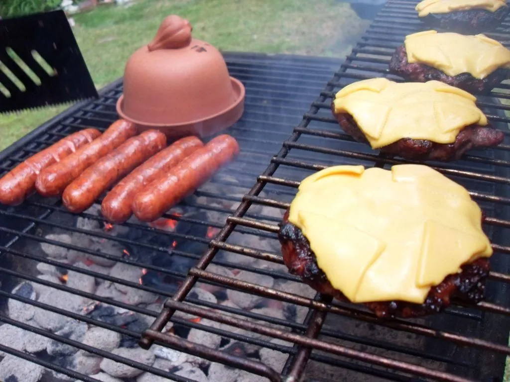 Tiệc nướng hamburger và xúc xích, hoạt động quen thuộc trong Lễ Độc Lập Mỹ 4/7