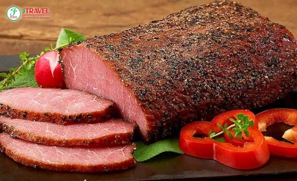 Thịt xông khói kiểu Canada thơm ngon, đậm đà hương vị truyền thống