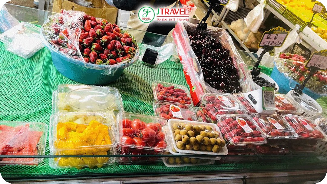 Trái cây tươi được bày bán dọc chợ đêm Song Kiều