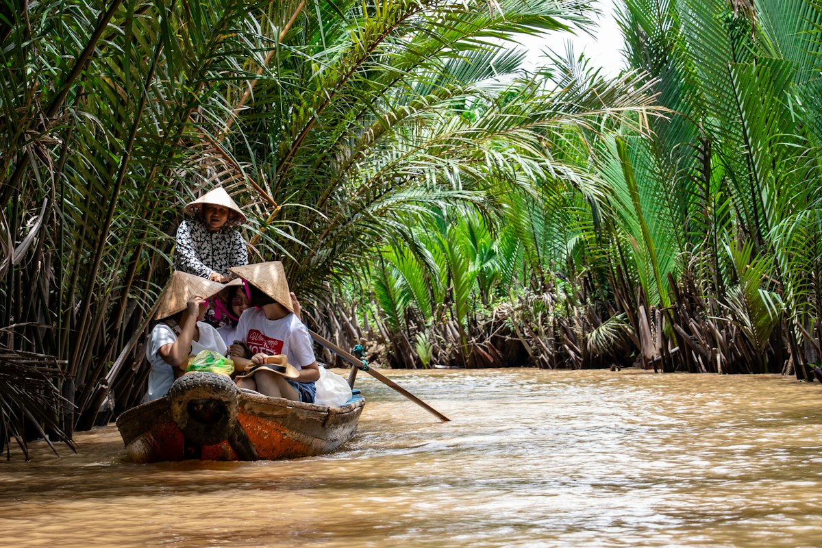 Xuồng chở du khách trong rạch dừa nước miền Tây