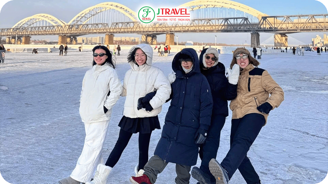 Trải nghiệm các hoạt động ngay trên mặt băng sông Tùng Hoa