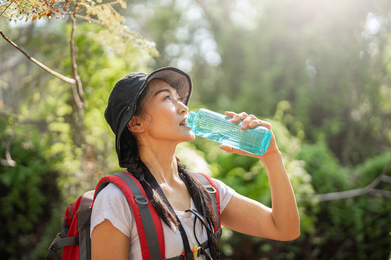 Luôn uống đủ nước để tránh mất sức khi trekking Đạo Thành Á Đinh