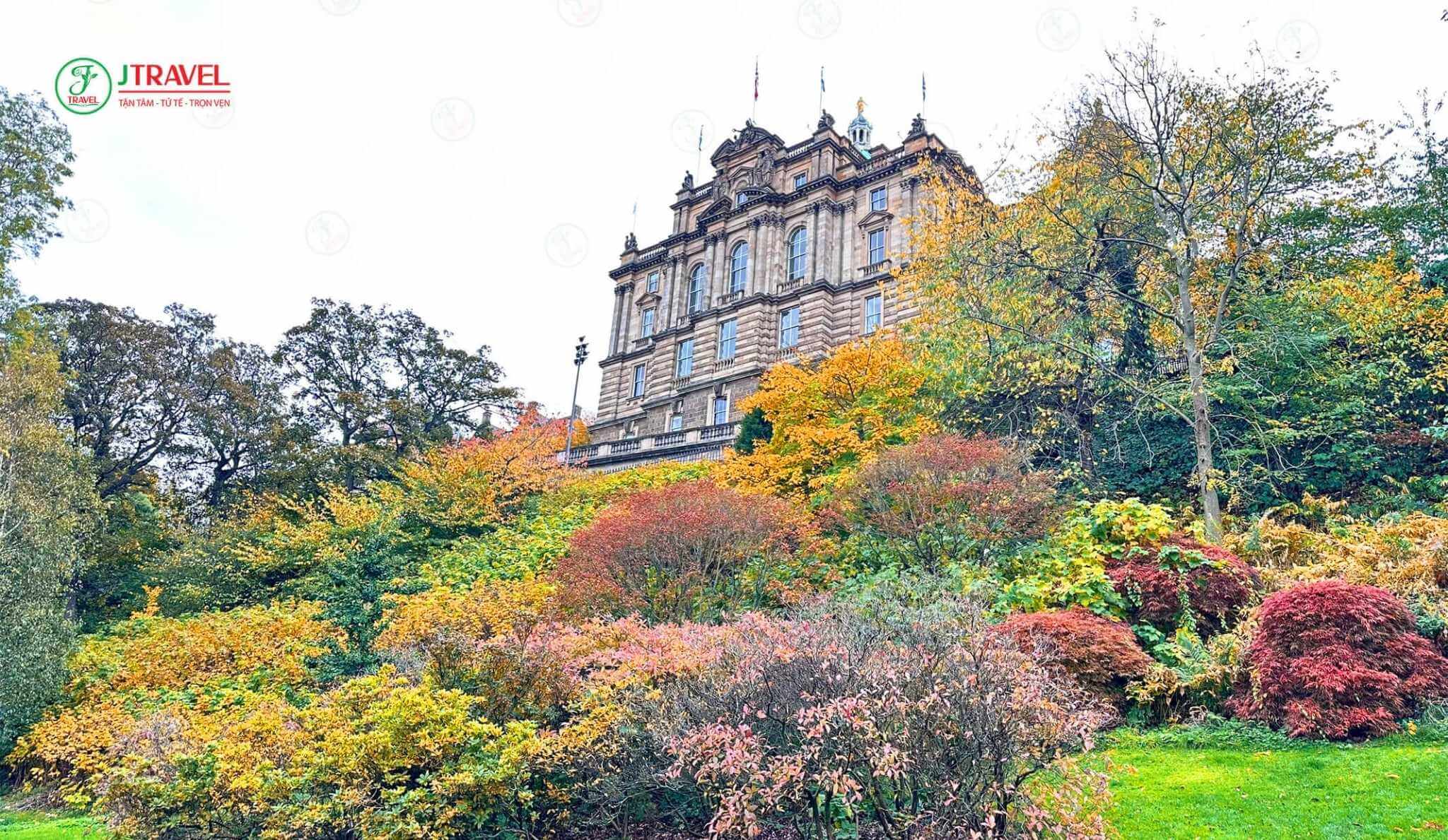 Lâu đài Edinburgh, một pháo đài lịch sử nằm trên Castle Rock, nhìn ra thành phố Edinburgh, Scotland.