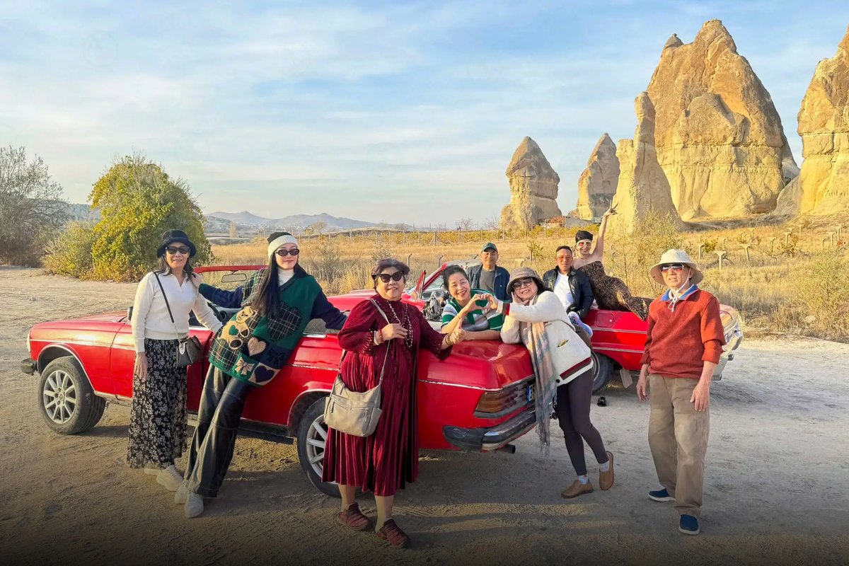 Khách J Travel chụp ảnh cùng xe cổ Classic Car ở Cappadocia