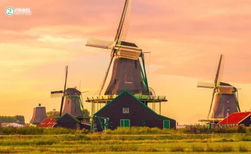 Cối xay gió Kinderdijk thu hút khách du lịch