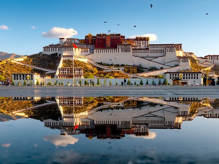Núi Lhasa Tây Tạng điểm đến yêu thích của nhiều khách du lịch (ảnh internet)