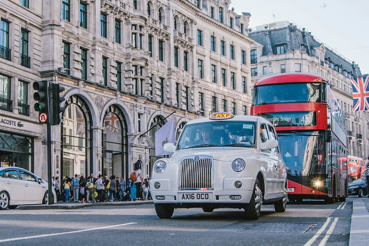 Phố London với xe buýt đỏ và cờ Anh