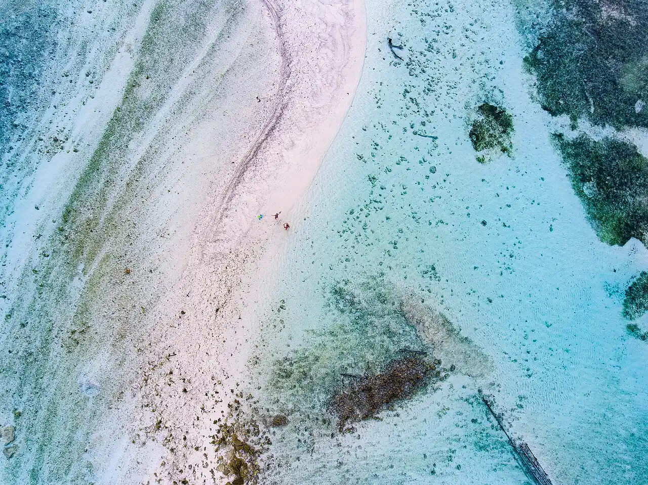 Đảo Maafushi và phá nước xanh nhìn từ trên cao