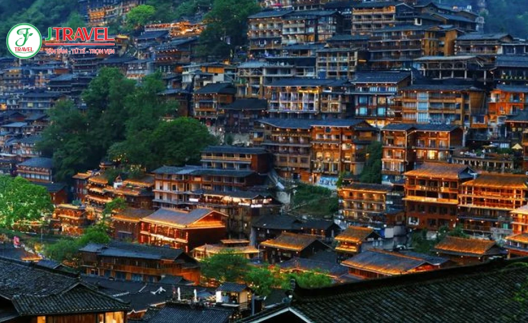 Thiên Hộ Miêu Trại Tây Giang rực sáng về đêm