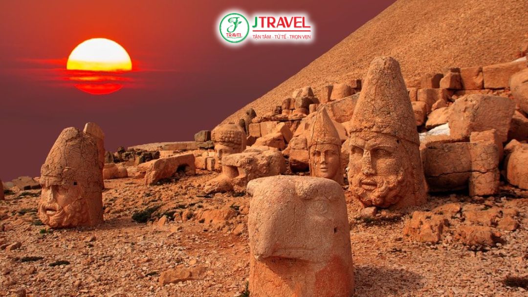 Hoàng hôn ở Mount Nemrut khiến du khách xiêu lòng 