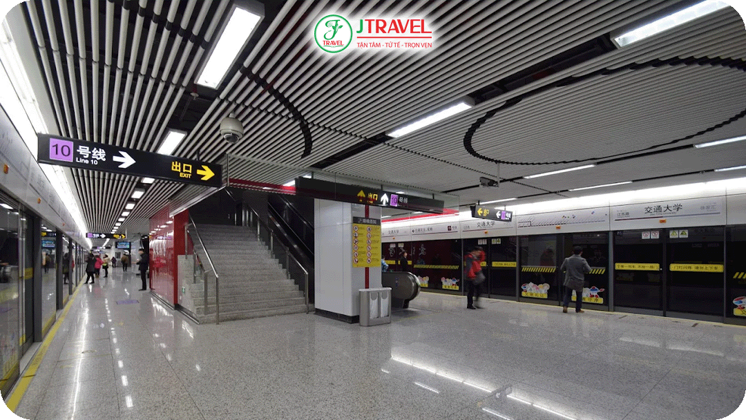 Bạn có thể di chuyển đến phố wukang bằng tàu điện ngầm