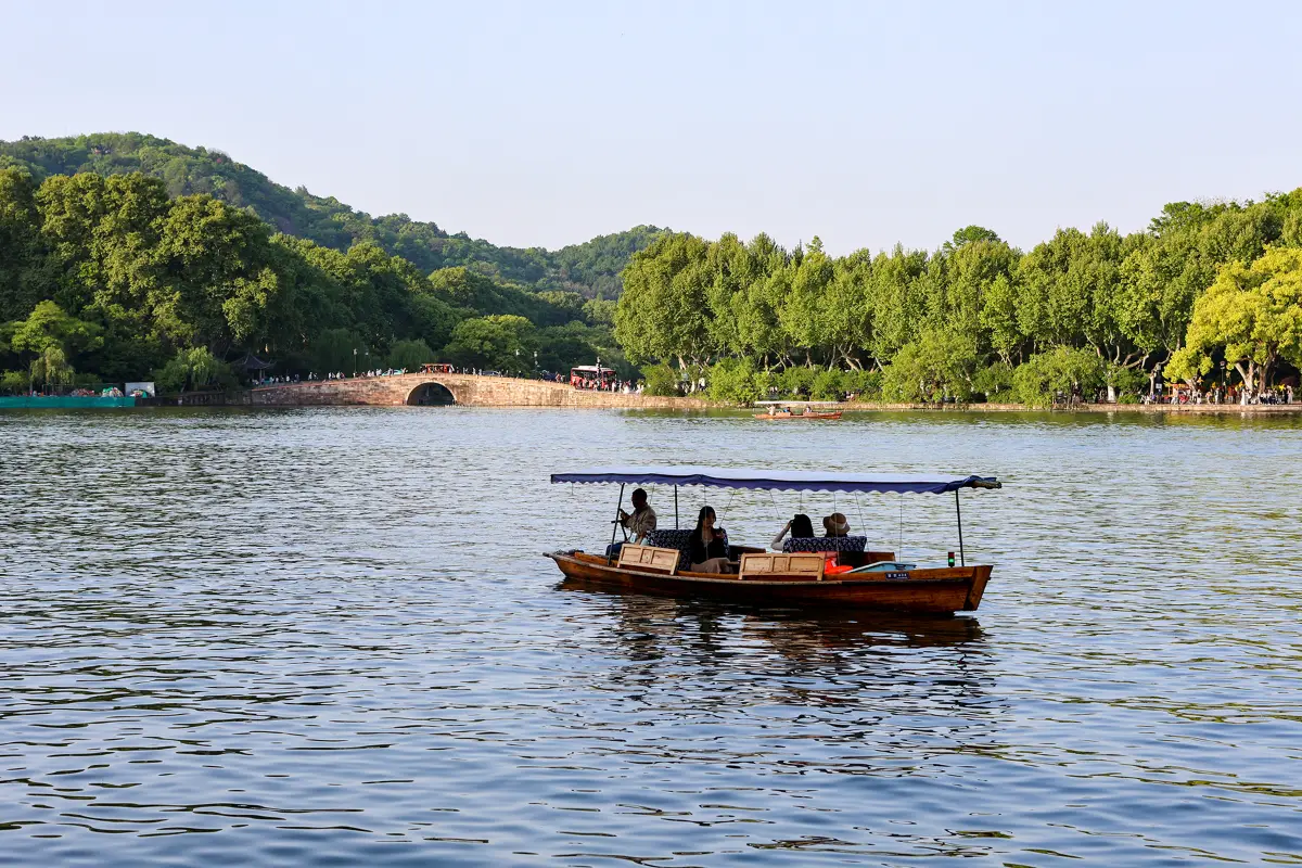 Thuyền trên Tây Hồ Hàng Châu