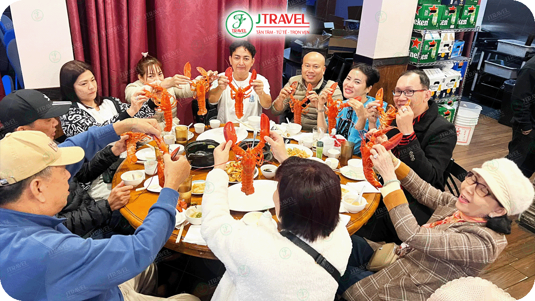 Du khách J Travel thưởng thức tôm hùm khi đi tour Bờ Đông Mỹ
