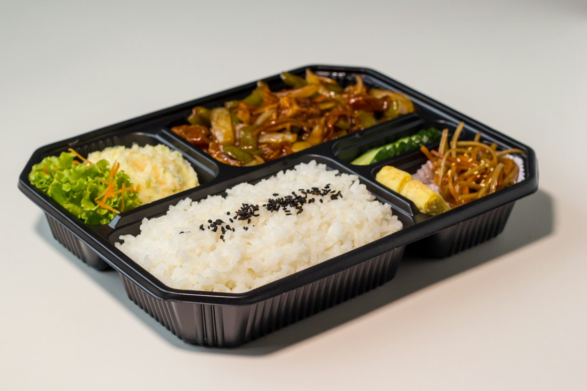 Hộp cơm Nhật Bản với cơm, thịt và rau củ