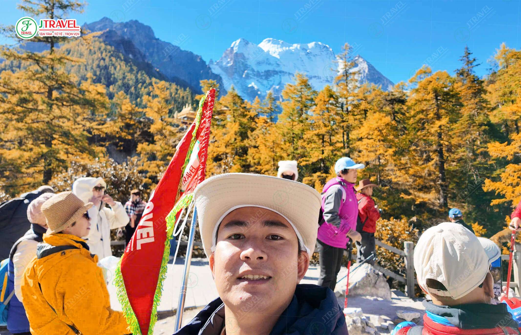 Mùa thu (10–11) là “đỉnh cao visual”: rừng lá kim chuyển vàng – cam – đỏ ở Á Đinh