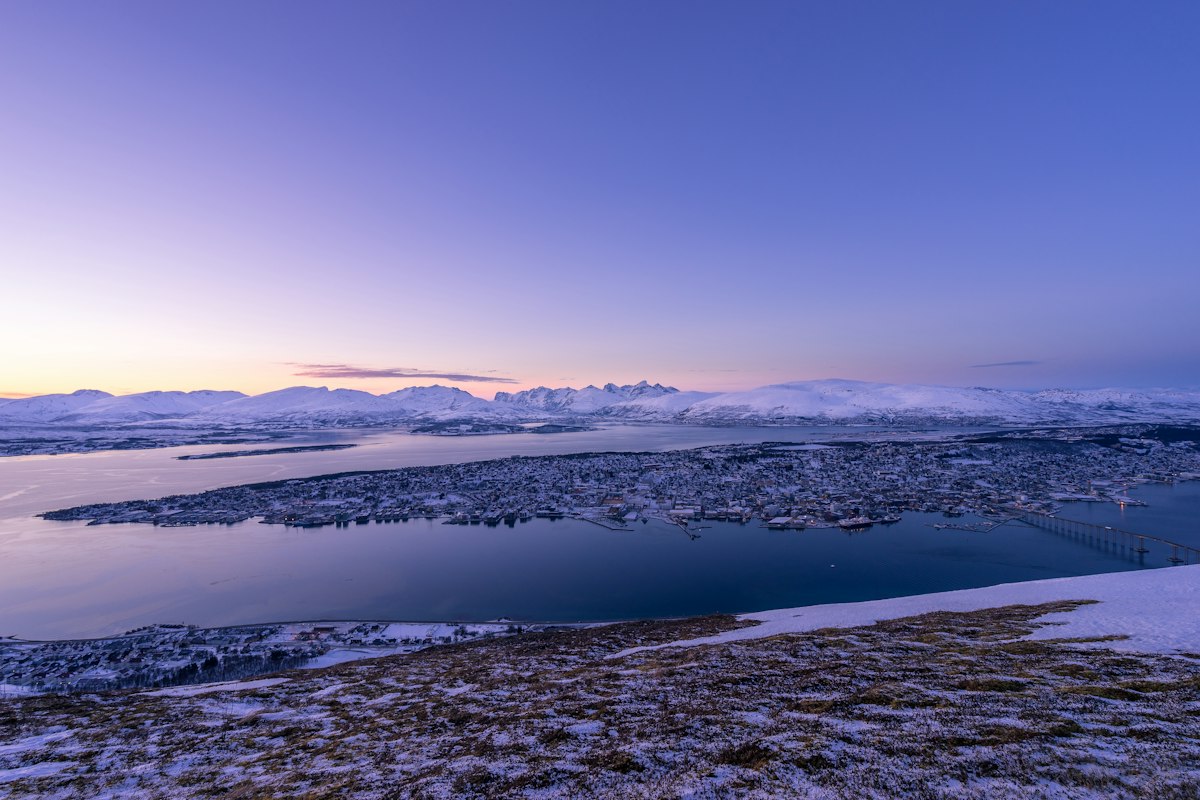 Sắc xanh tím của giờ xanh trên Tromsø mùa đêm vùng cực