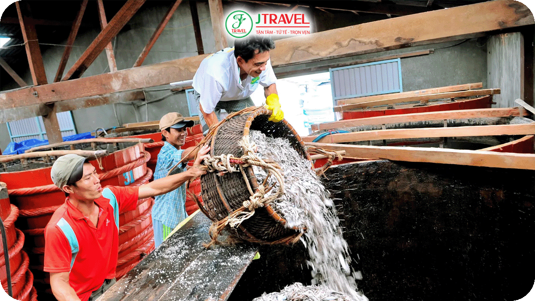 Cảnh chế biến nước mắm từ cá tươi tại Phú Quốc
