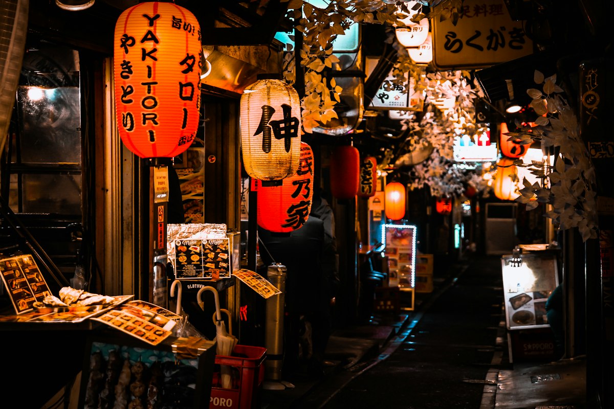 Con hẻm treo đèn lồng đỏ ở Shinjuku, Tokyo