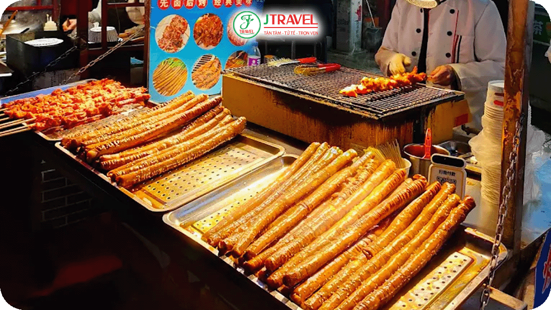 Xiên thịt và xúc xích nướng, món ăn vặt phổ biến mỗi tối ở Song Kiều