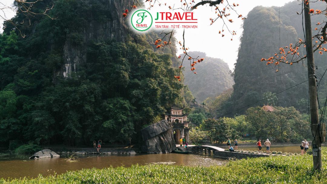 Tam Cốc - Bích Động nằm một phần trong trục đường di sản tại tỉnh Ninh Bình.