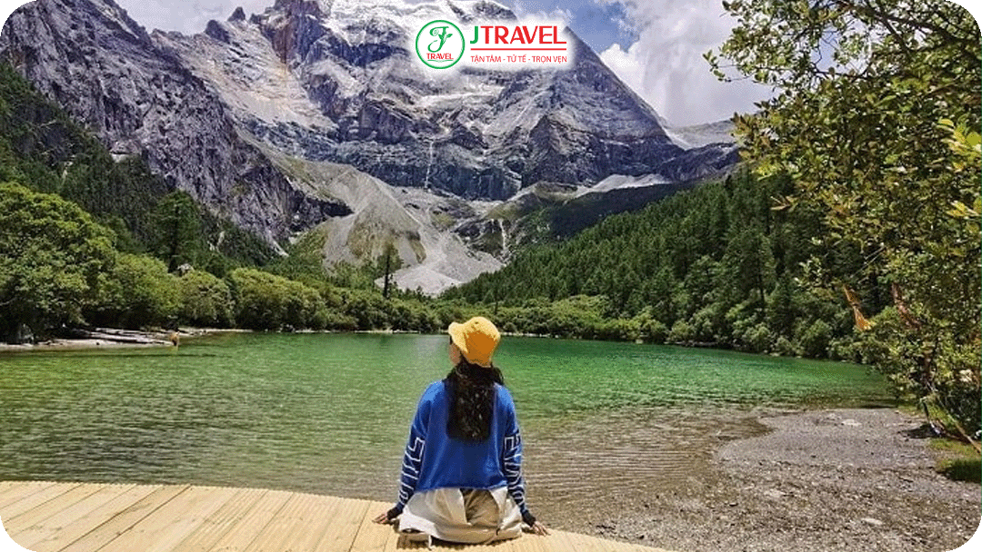 Hồ Ngũ Sắc - Lớp băng còn sót lại tan dần, để lộ mặt nước nhiều tầng sắc