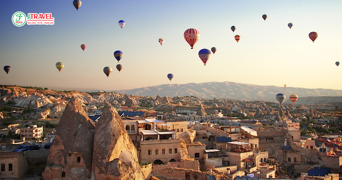 Ngắm bình minh ở thung lũng Cappadocia bằng khinh khí cầu