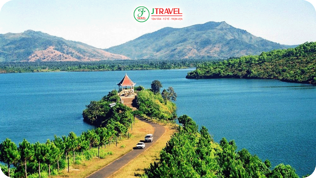 Biển Hồ T’Nưng – hay còn được ví với tên gọi “Đôi Mắt Pleiku”