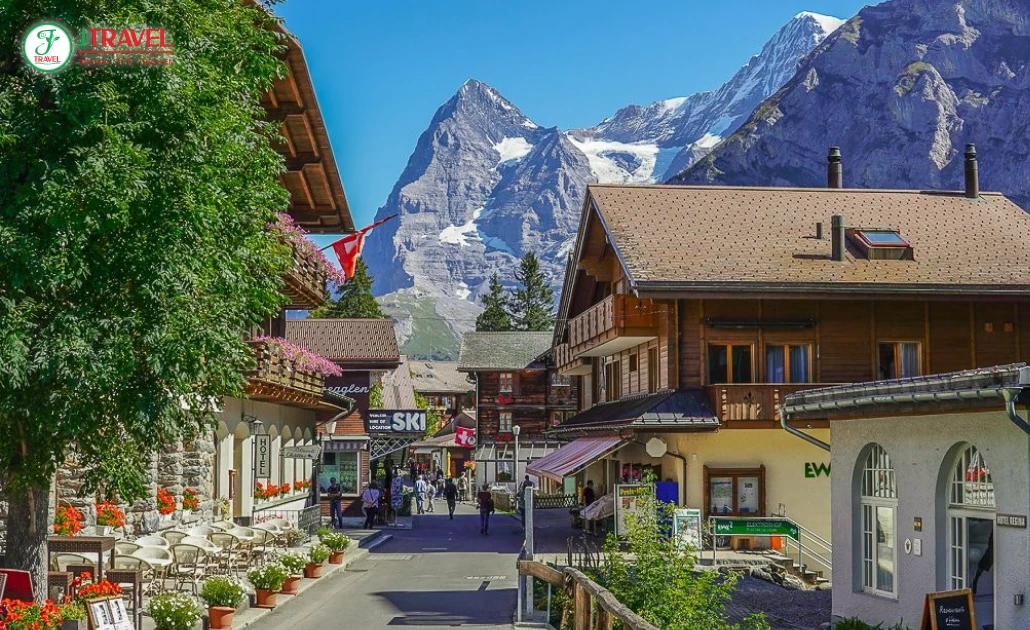 Dạo bước trong làng Lauterbrunnen Thụy Sĩ