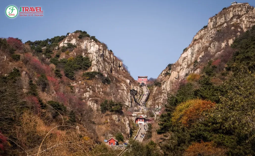 Toàn cảnh bậc thang đá dẫn lên đỉnh núi Thái Sơn hùng vĩ tại Trung Quốc