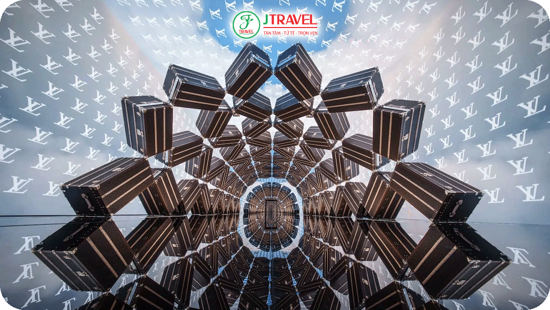 Đường hầm Trunkscape với các vali Monogram xếp chồng độc đáo