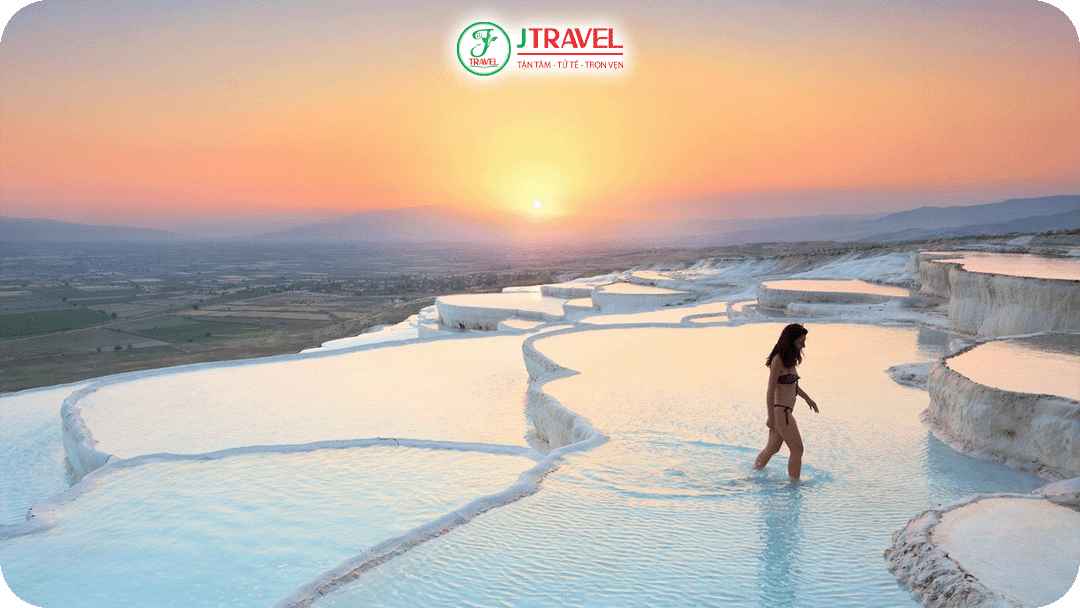 Tắm khoáng nóng là trải nghiệm không thể bỏ lỡ tại Pamukkale