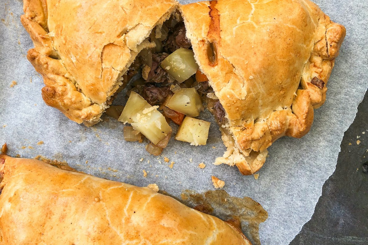 Bánh Cornish Pasty nhân thịt và khoai tây
