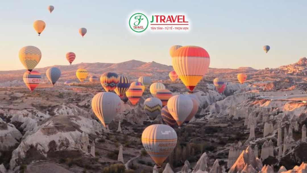 Khinh khí cầu bay trên thung lũng đá núi lửa Cappadocia với địa hình rộng lớn