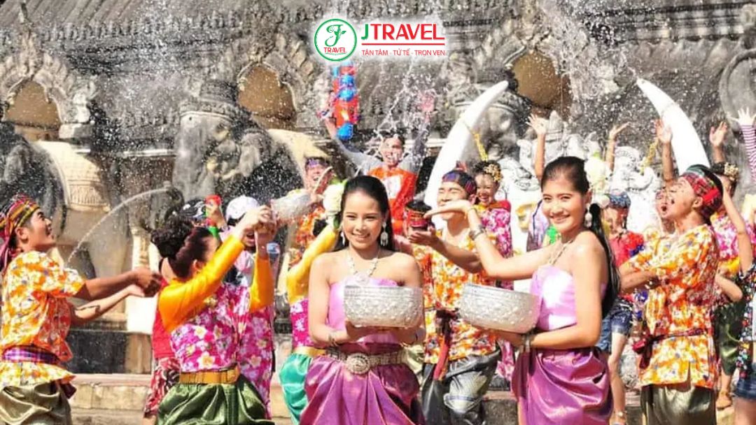 Đi sớm giúp bạn làm quen không khí của lễ hội