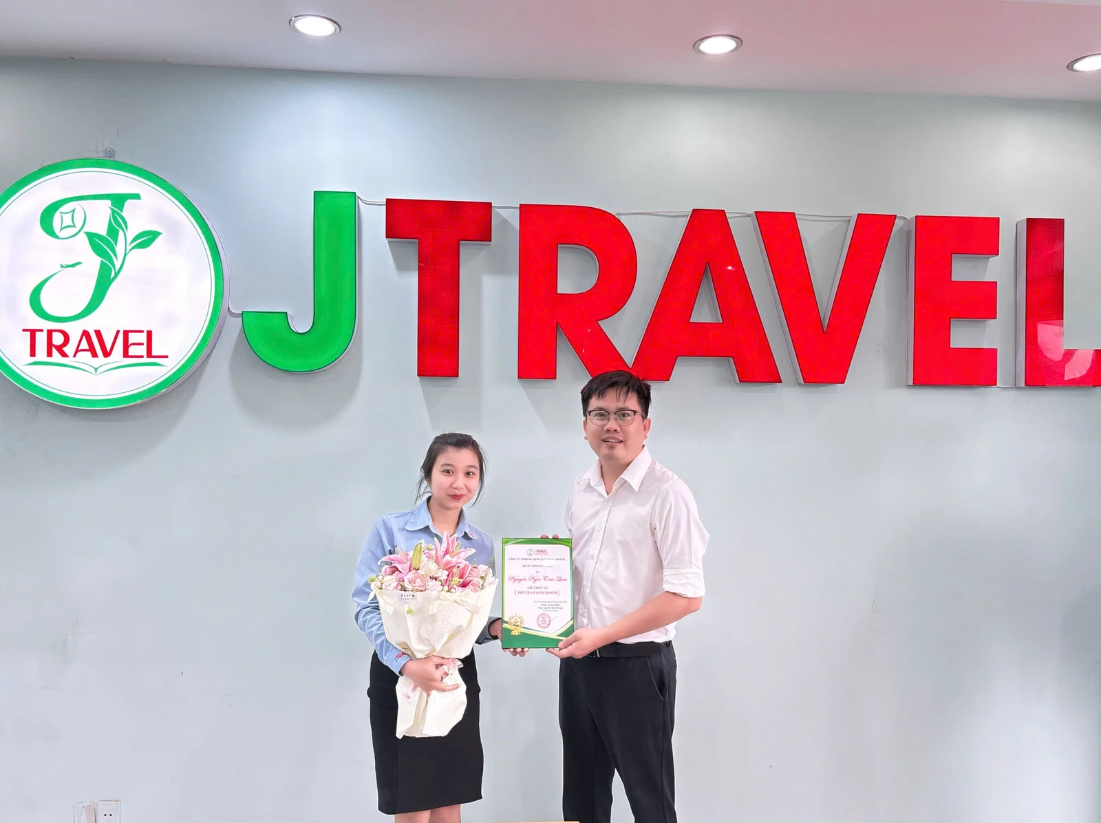 Phó phòng Kinh doanh Team 3 – Nguyễn Ngọc Trúc Lam Ms. Nguyễn Ngọc Trúc Lam nhận quyết định bổ nhiệm Phó phòng Kinh doanh Team 3 J Travel