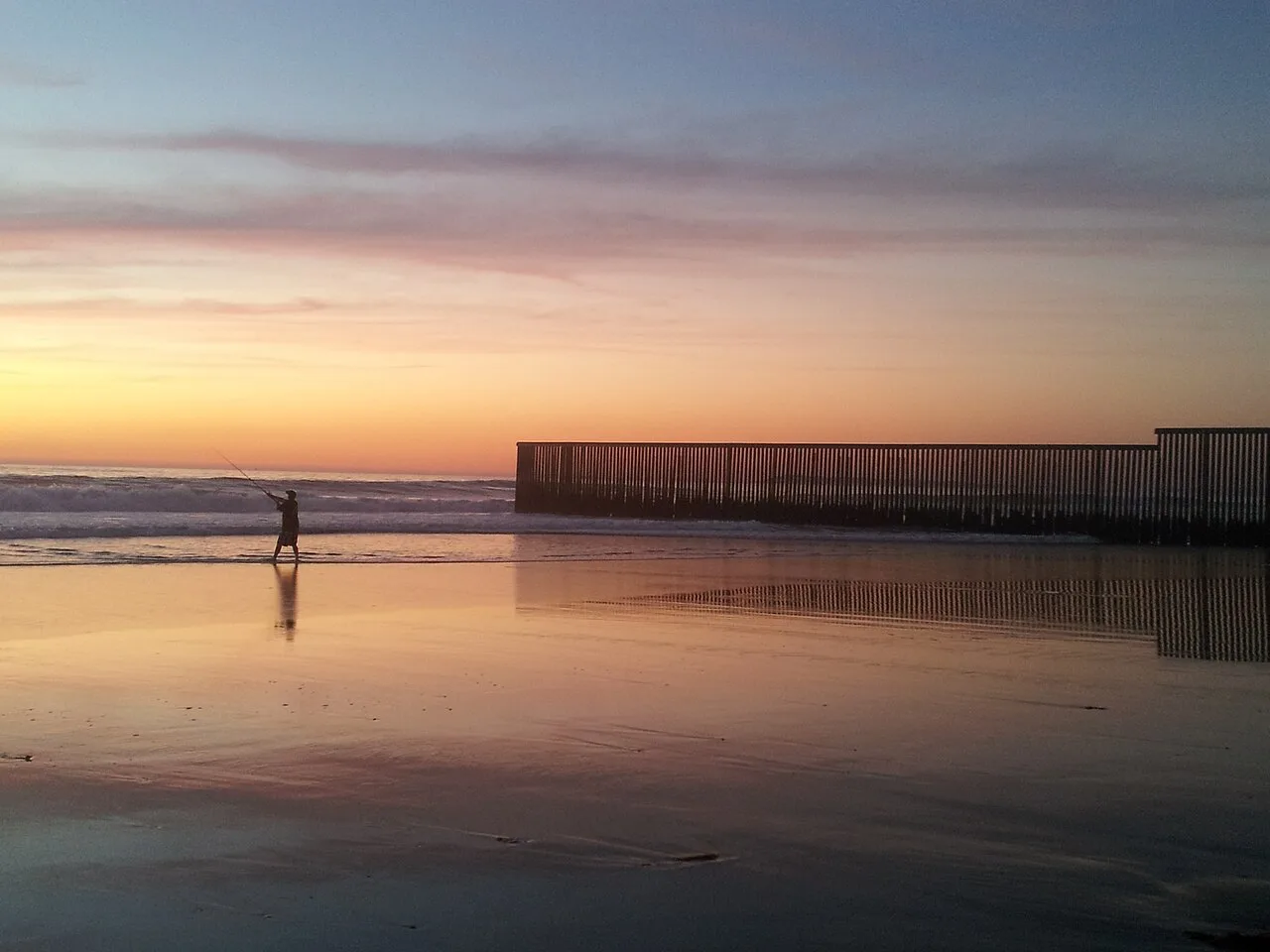 Hàng rào biên giới Mỹ Mexico chạy ra biển ở Playas de Tijuana