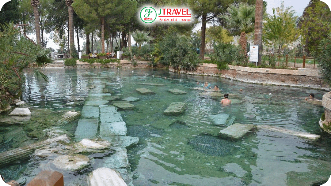 Tận hưởng cảm giác ngâm mình trong làn suối nước nóng