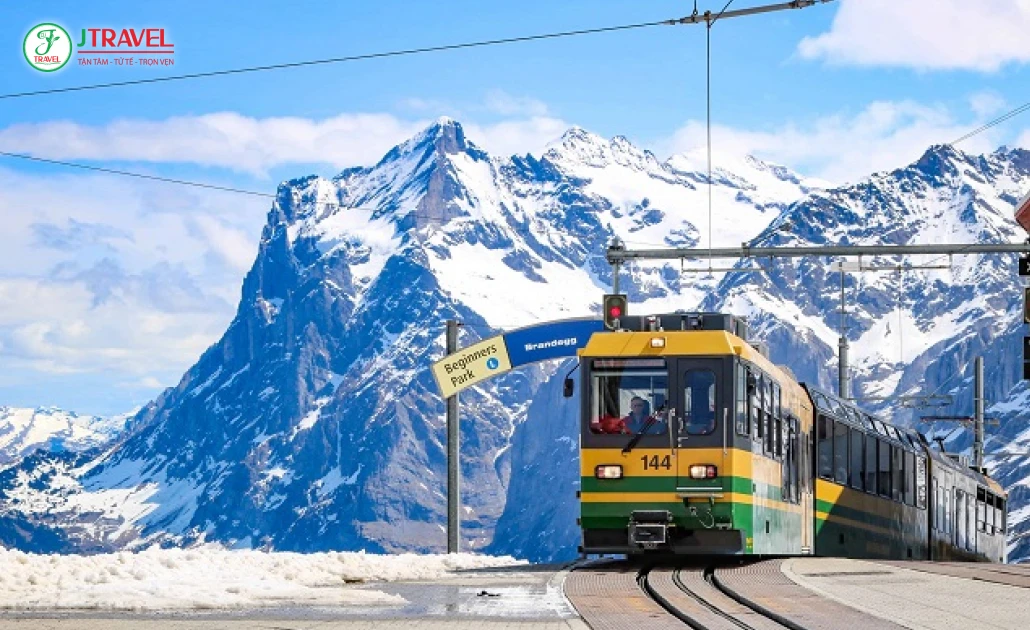 Tàu di chuyển từ Lauterbrunnen lên làng Wengen