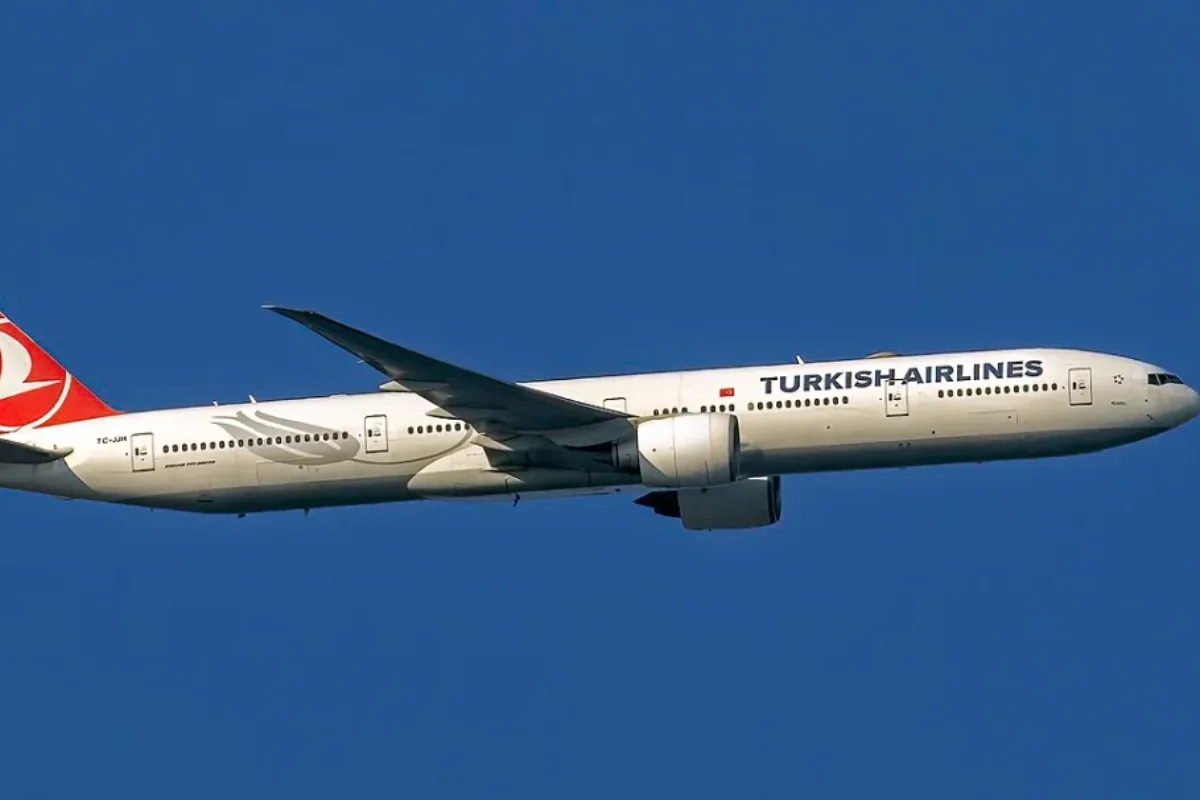 Máy bay Boeing 777-300ER của hãng hàng không Turkish Airlines Máy bay Boeing 777-300ER của hãng hàng không Turkish Airlines