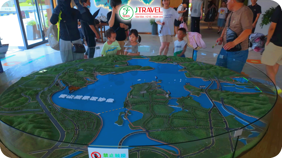 Di chuyển đến hồ Thanh Sơn bằng tàu điện ngầm hoặc taxi