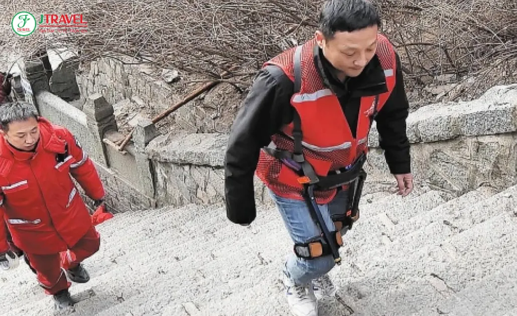 Du khách leo núi Thái Sơn Trung Quốc