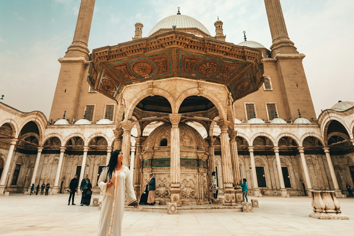 Nữ du khách đứng trước một nhà thờ Hồi giáo cổ ở Cairo