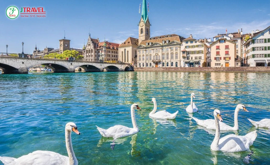Du khách đi dạo ven hồ Limmat ở Zurich