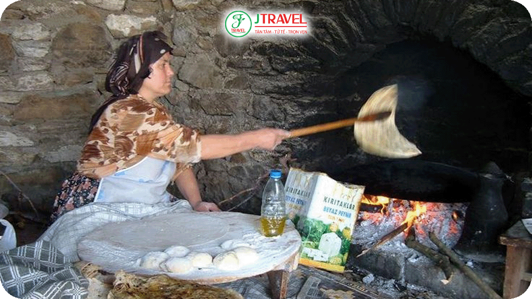 Gozleme là một loại bánh mì dẹt nhồi nhân truyền thống của Thổ Nhĩ Kỳ